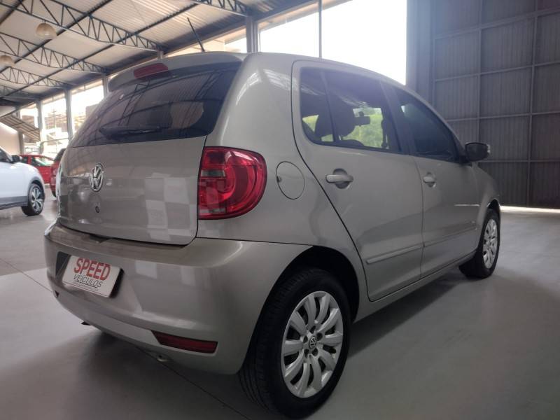 VOLKSWAGEN - FOX - 2013/2014 - Prata - R$ 43.900,00