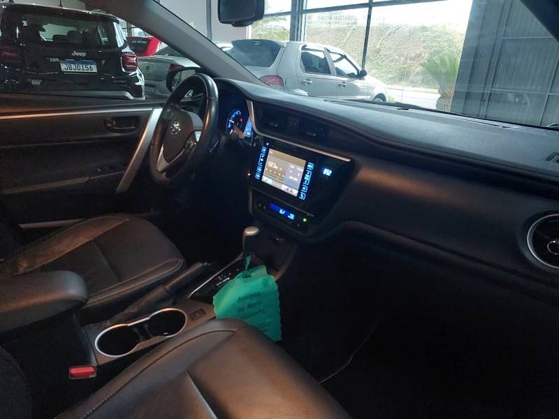 TOYOTA - COROLLA - 2018/2019 - Prata - R$ 108.900,00