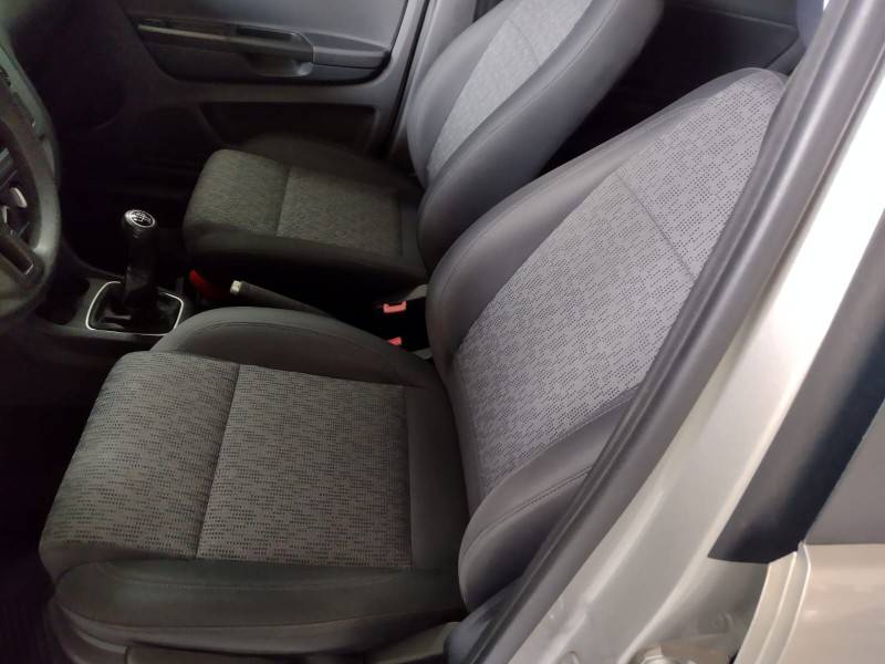 VOLKSWAGEN - FOX - 2013/2014 - Prata - R$ 43.900,00