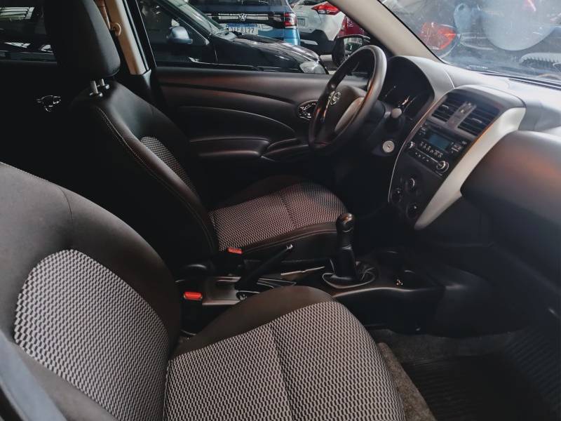 NISSAN - VERSA - 2015/2016 - Preta - R$ 51.900,00