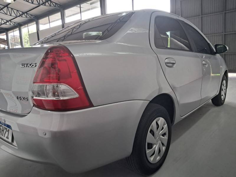 TOYOTA - ETIOS - 2016/2017 - Prata - R$ 57.900,00
