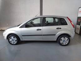 FORD - FIESTA - 2003/2004 - Branca - R$ 17.900,00