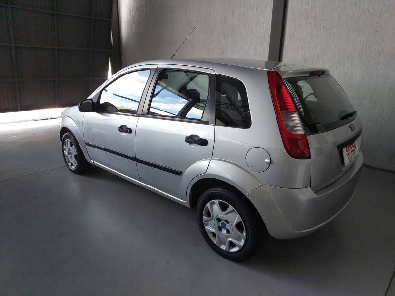 FORD - FIESTA - 2003/2004 - Branca - R$ 17.900,00