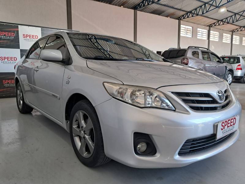 TOYOTA - COROLLA - 2011/2012 - Prata - R$ 64.900,00