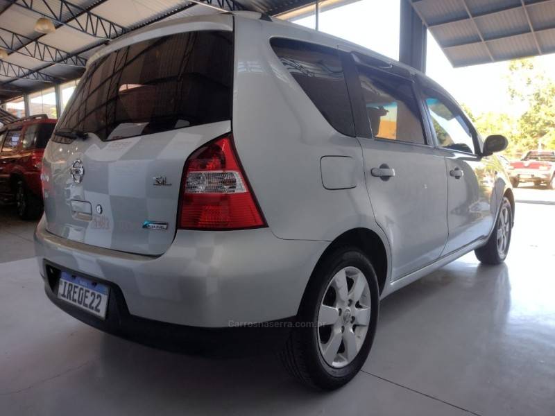 NISSAN - LIVINA - 2010/2011 - Prata - R$ 38.900,00