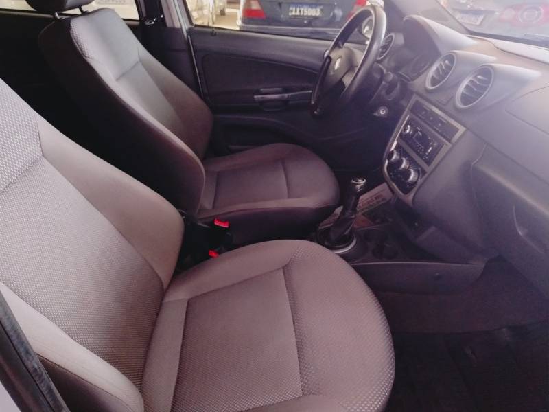 VOLKSWAGEN - VOYAGE - 2010/2011 - Prata - R$ 32.900,00