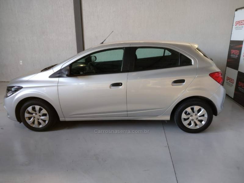 CHEVROLET - ONIX - 2018/2019 - Prata - R$ 52.900,00