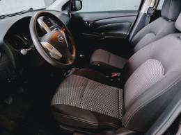 NISSAN - VERSA - 2015/2016 - Preta - R$ 51.900,00