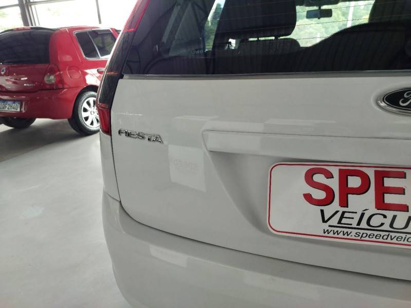 FORD - FIESTA - 2013/2014 - Branca - R$ 34.900,00