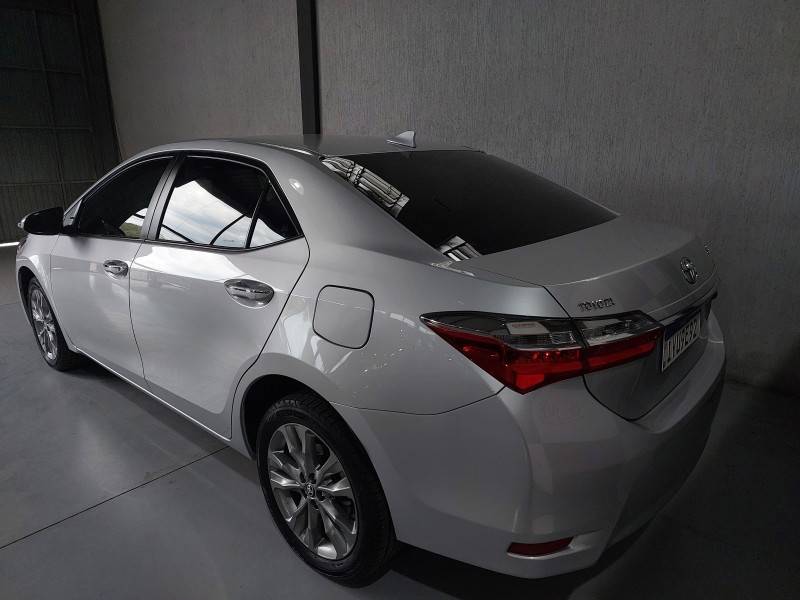 TOYOTA - COROLLA - 2018/2019 - Prata - R$ 108.900,00