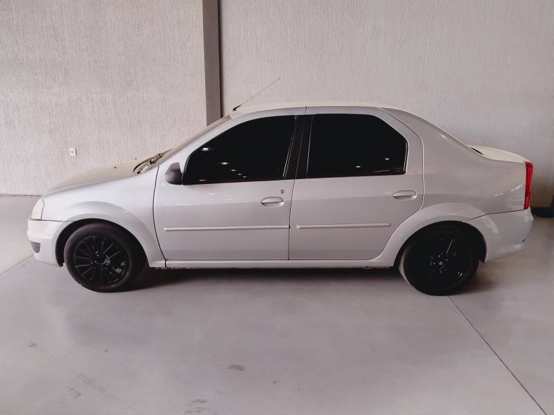 RENAULT - LOGAN - 2010/2011 - Prata - R$ 27.900,00