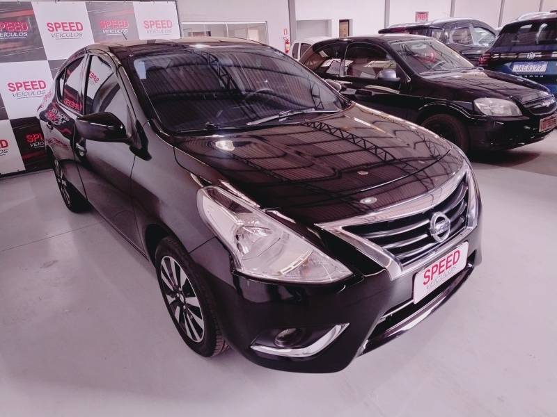 NISSAN - VERSA - 2015/2016 - Preta - R$ 51.900,00