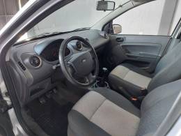 FORD - FIESTA - 2003/2004 - Branca - R$ 17.900,00