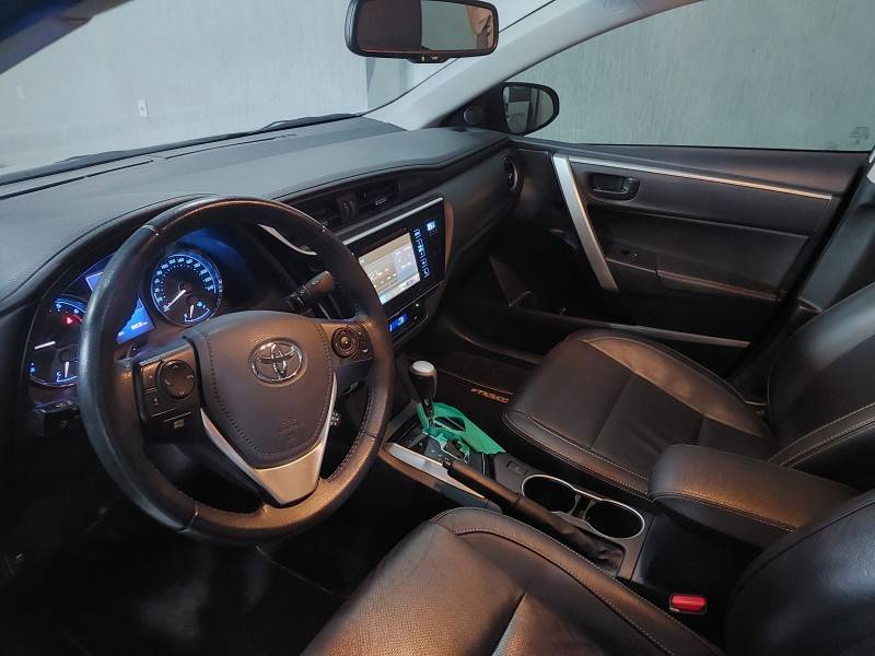 TOYOTA - COROLLA - 2018/2019 - Prata - R$ 108.900,00