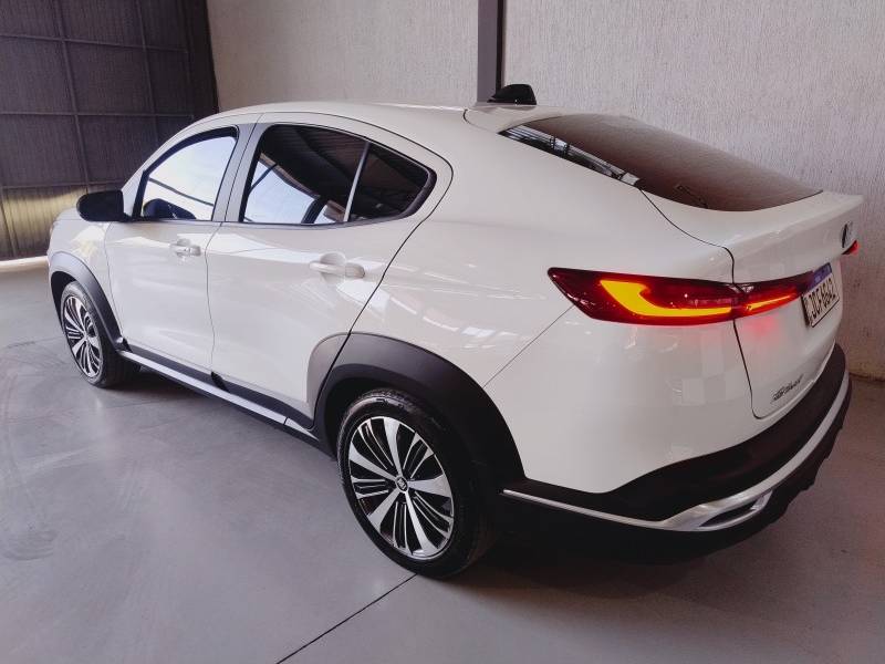 FIAT - FASTBACK - 2023/2024 - Branca - R$ 119.800,00