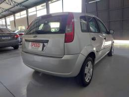 FORD - FIESTA - 2003/2004 - Branca - R$ 17.900,00