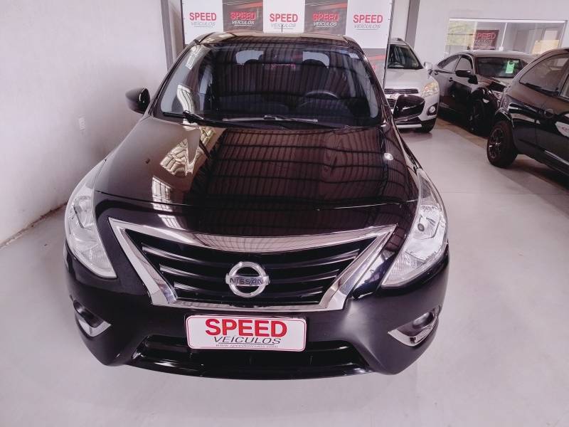 NISSAN - VERSA - 2015/2016 - Preta - R$ 51.900,00