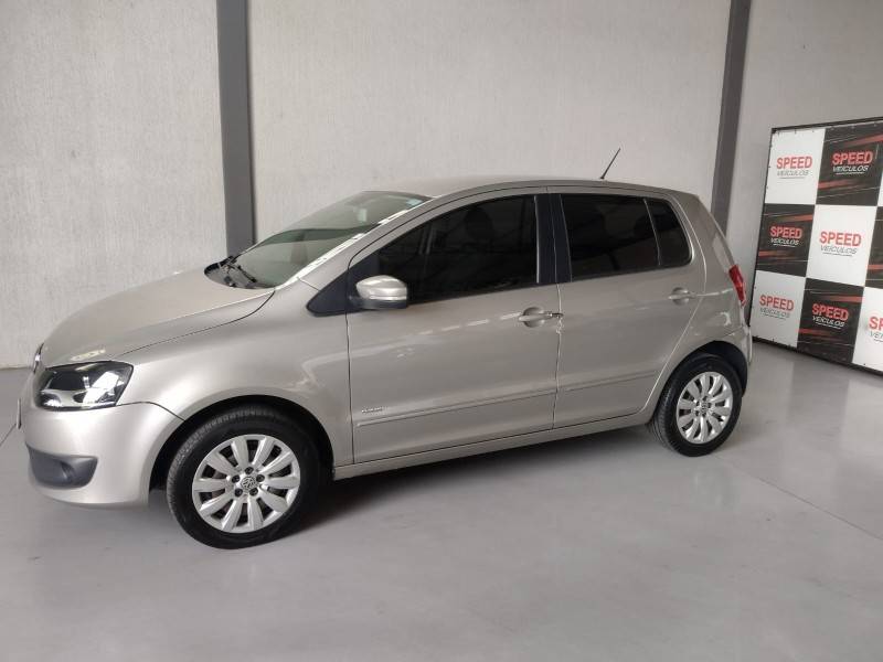 VOLKSWAGEN - FOX - 2013/2014 - Prata - R$ 43.900,00