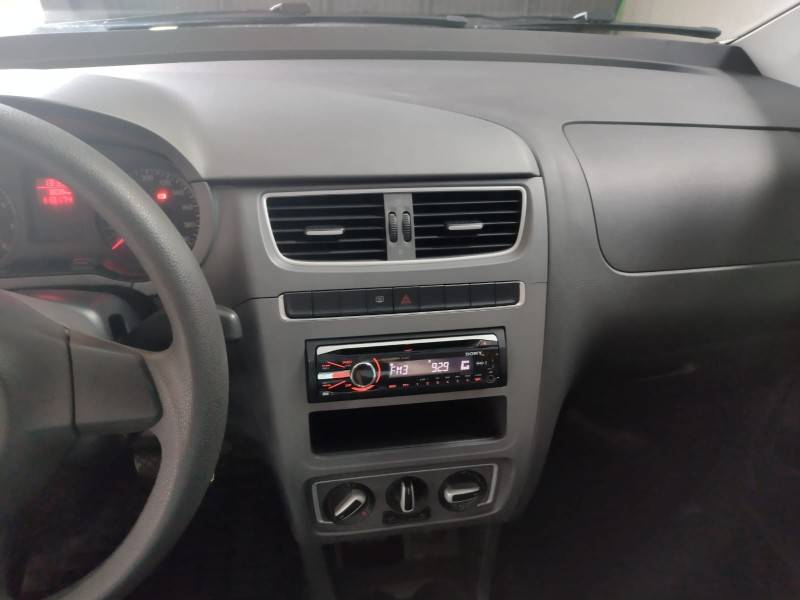 VOLKSWAGEN - FOX - 2013/2014 - Prata - R$ 43.900,00