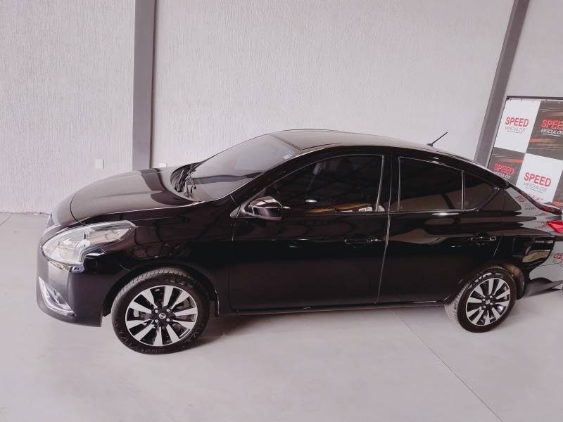 NISSAN - VERSA - 2015/2016 - Preta - R$ 51.900,00
