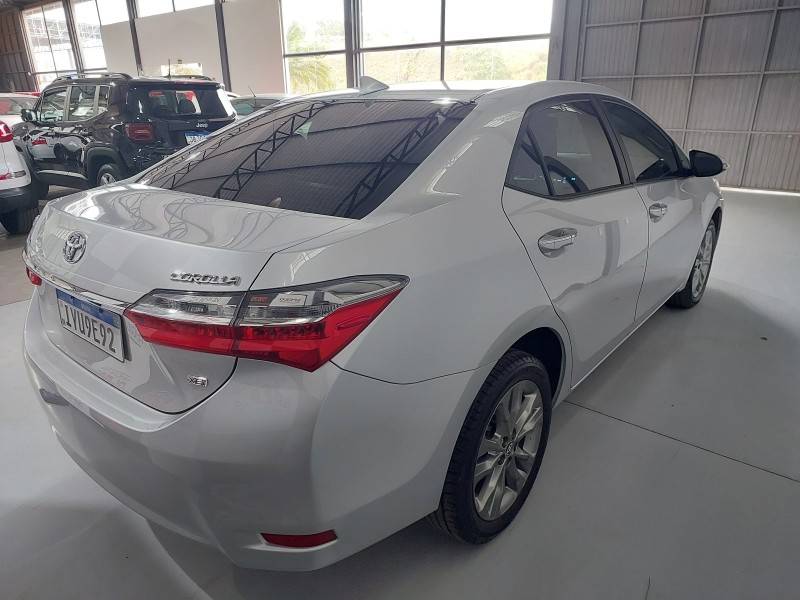 TOYOTA - COROLLA - 2018/2019 - Prata - R$ 108.900,00