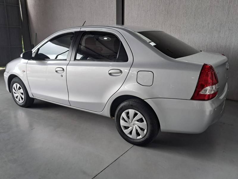 TOYOTA - ETIOS - 2016/2017 - Prata - R$ 57.900,00