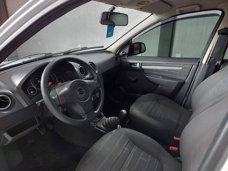 CHEVROLET - PRISMA - 2010/2011 - Branca - R$ 32.900,00