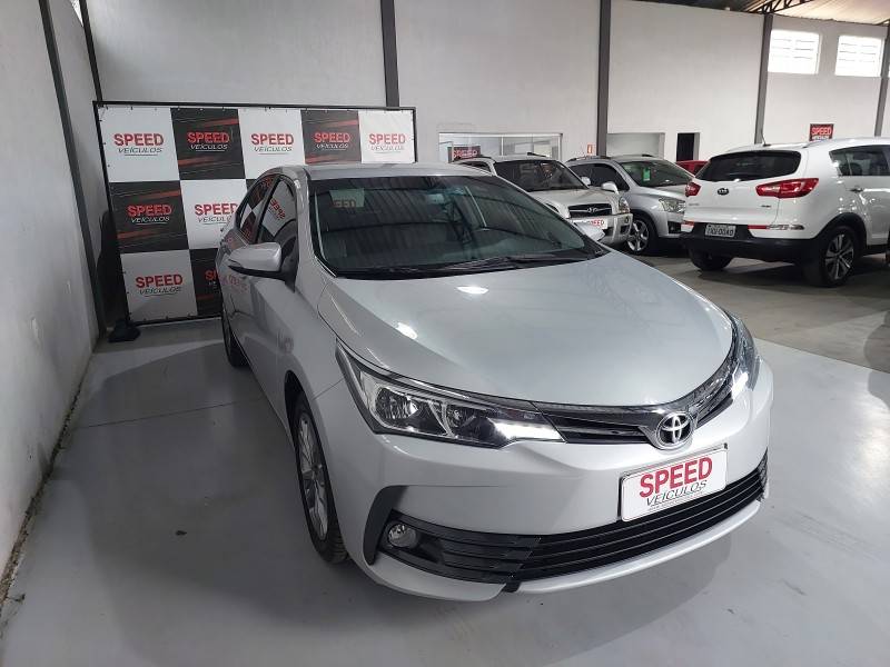 TOYOTA - COROLLA - 2018/2019 - Prata - R$ 108.900,00