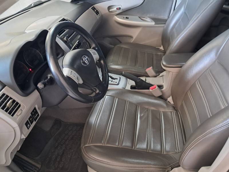 TOYOTA - COROLLA - 2011/2012 - Prata - R$ 64.900,00