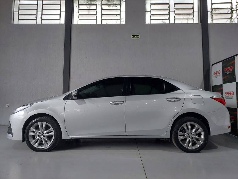 TOYOTA - COROLLA - 2018/2019 - Prata - R$ 108.900,00