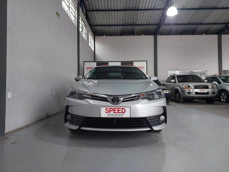 TOYOTA - COROLLA - 2018/2019 - Prata - R$ 108.900,00