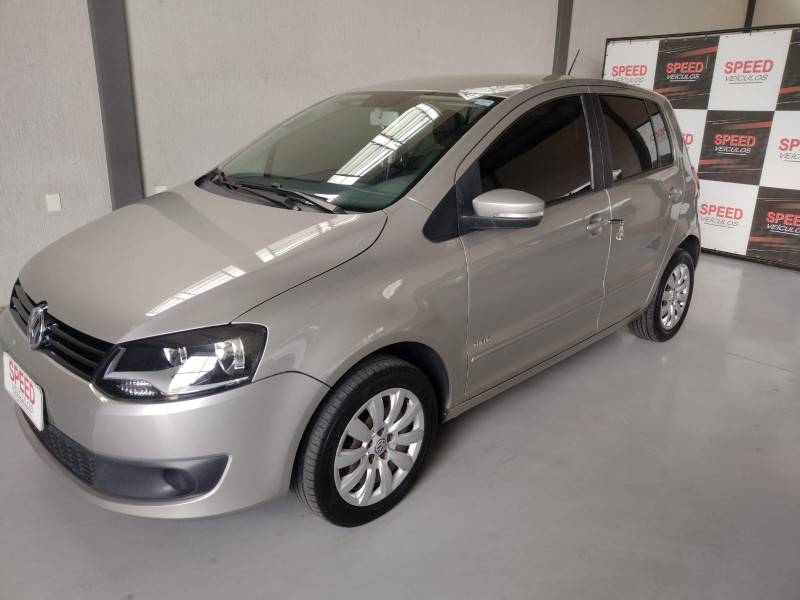 VOLKSWAGEN - FOX - 2013/2014 - Prata - R$ 43.900,00