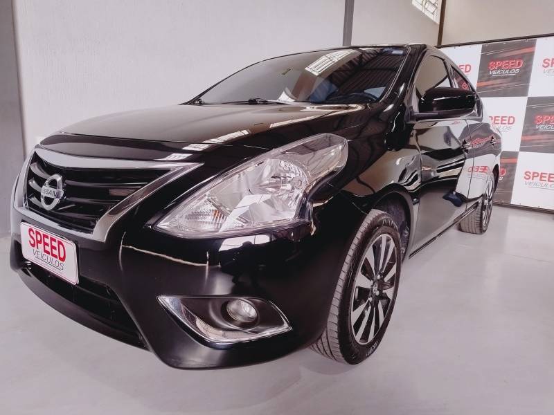 NISSAN - VERSA - 2015/2016 - Preta - R$ 51.900,00