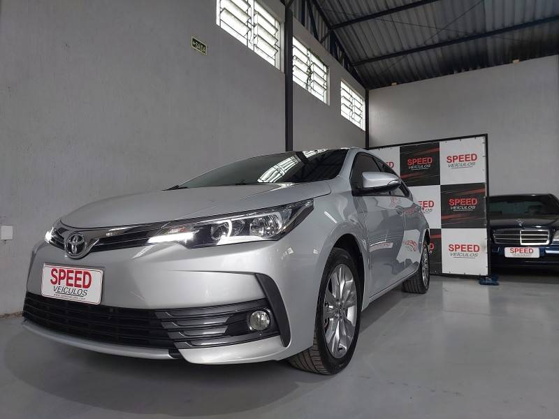 TOYOTA - COROLLA - 2018/2019 - Prata - R$ 108.900,00