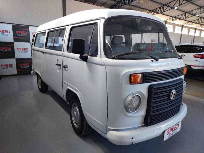 VOLKSWAGEN - KOMBI - 2010/2011 - Branca - R$ 52.900,00