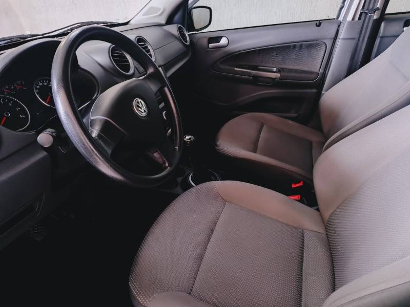 VOLKSWAGEN - VOYAGE - 2010/2011 - Prata - R$ 32.900,00