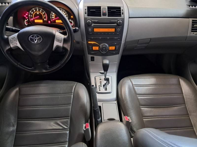 TOYOTA - COROLLA - 2011/2012 - Prata - R$ 64.900,00