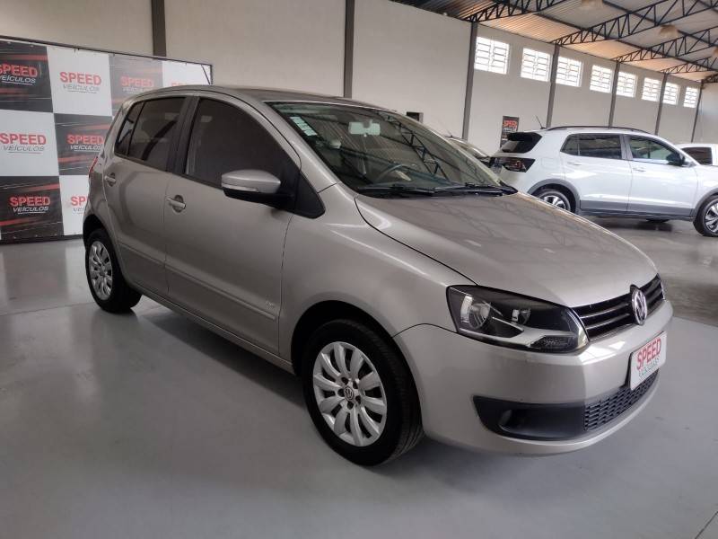 VOLKSWAGEN - FOX - 2013/2014 - Prata - R$ 43.900,00