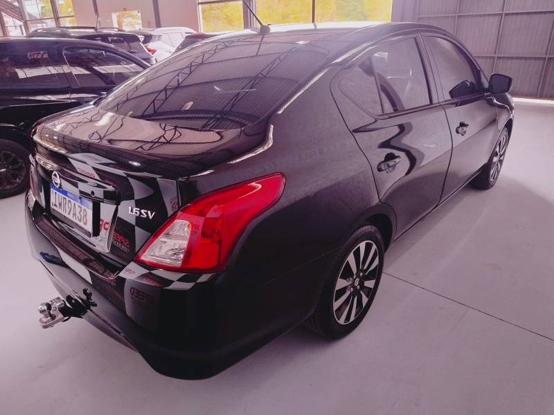 NISSAN - VERSA - 2015/2016 - Preta - R$ 51.900,00