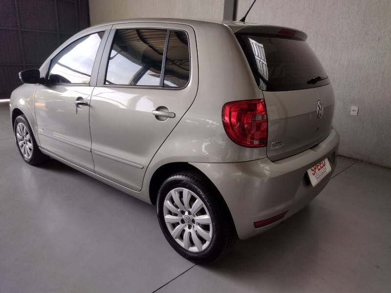 VOLKSWAGEN - FOX - 2013/2014 - Prata - R$ 43.900,00
