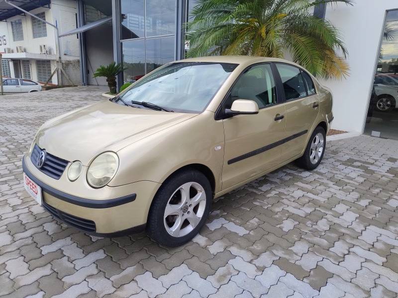 VOLKSWAGEN - POLO SEDAN - 2003/2003 - Bege - R$ 23.900,00