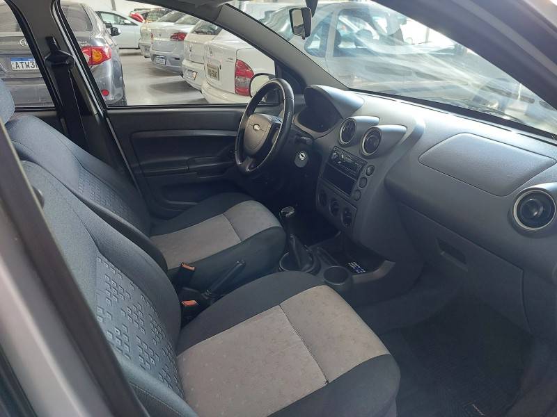 FORD - FIESTA - 2003/2004 - Branca - R$ 17.900,00