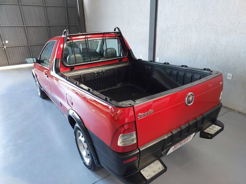 FIAT - STRADA - 2010/2011 - Vermelha - R$ 39.800,00
